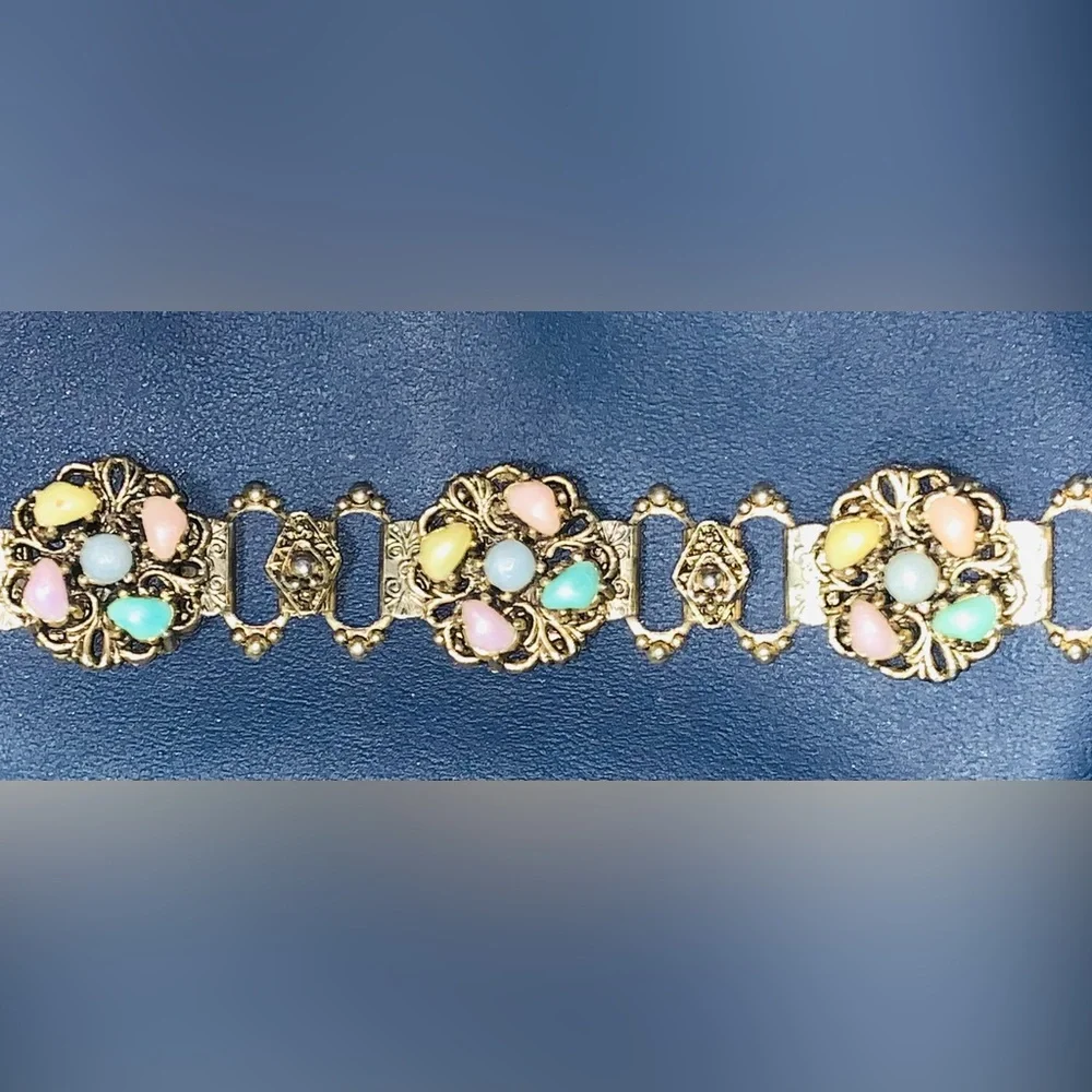 •Renaissance Revival Vintage Pastel Bracelet• - Picture 2 of 8